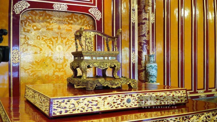 Đơn vị phục chế cũng phục hồi phần mộng nối giữa tay ngai, ổn định các vị trí bong tróc bằng keo chuyên dụng, đồng thời sử dụng sơn ta và vàng thật theo đúng kỹ thuật truyền thống để phục hồi hiện vật.