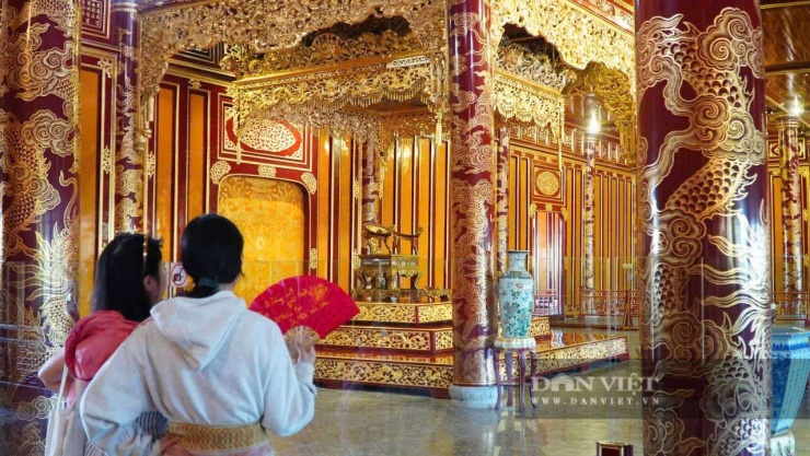 Bên cạnh đó, các tác nhân gây hư hại như mối mọt, nấm mốc cũng được xử lý, góp phần tăng cường độ bền vững cho kết cấu của bảo vật.