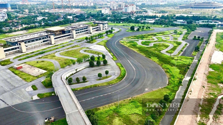 Đường đua F1 được khởi công ngày 20/3/2019, có tổng diện tích 88 ha, trong đó có 12,86 ha nằm trong Khu liên hợp thể thao quốc gia Mỹ Đình và ngay bên cạnh sân vận động Mỹ Đình.