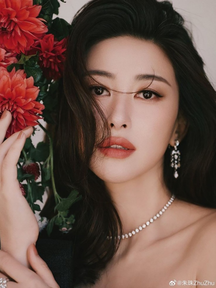 Trong số những người đàn ông từng bước qua cuộc đời Chu Châu, ai cũng là nhân vật có địa vị và gia thế nổi bật. Đặc biệt, một trong số đó còn là người thừa kế của gia tộc tài phiệt hàng đầu châu Âu.