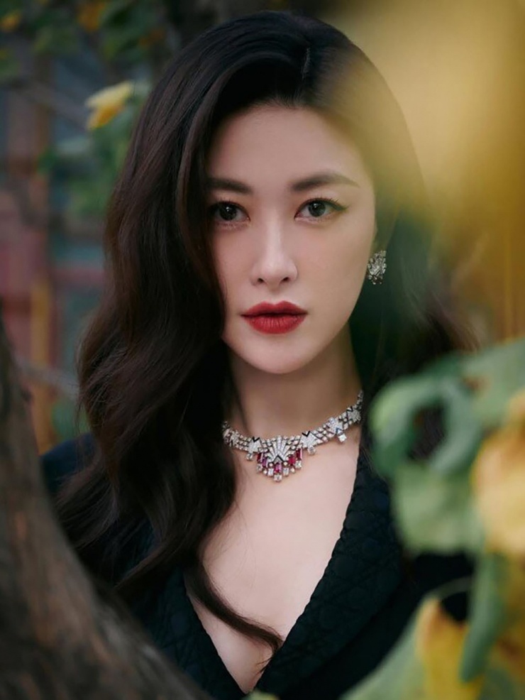 Tuy nhiên, cuộc tình tưởng như cổ tích ấy chỉ kéo dài vỏn vẹn 5 tháng. Theo nhiều nguồn tin, chính Chu Châu đã “đá” tổng giám đốc Ferrari vì anh có tính trăng hoa và thiếu tôn trọng phụ nữ.