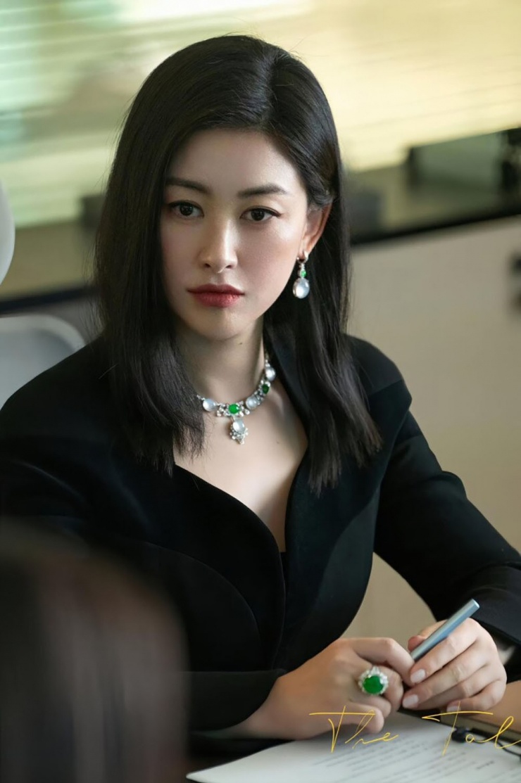 Về sau, công chúng khám phá ra Vương Quân Giai không hề là một người đàn ông tầm thường. Anh tốt nghiệp Đại học Manchester (Anh), từng giảng dạy tại Học viện Mỹ thuật thuộc Đại học Thanh Hoa (Trung Quốc). Ngoài ra, anh còn là vận động viên cưỡi ngựa cấp quốc gia và là người sáng lập một thương hiệu thời trang nam cao cấp chuyên may đo vest cho giới doanh nhân và khách hàng thượng lưu.