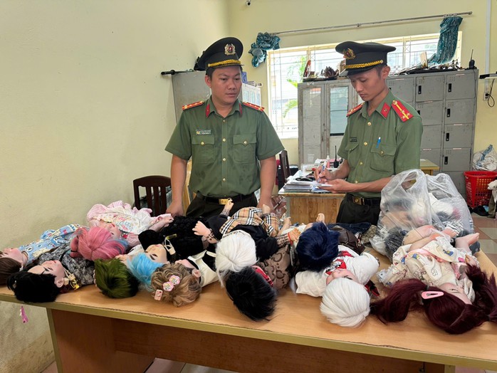 Công an Tây Ninh kiểm tra, tạm giữ búp bê Kuman Thong và đồ vật có liên quan. Ảnh: Công an Tây Ninh