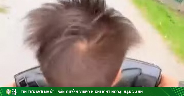 Triệu tập thanh niên thả hai tay, để cháu bé hơn 1 tuổi cầm lái xe máy khi đổ đèo