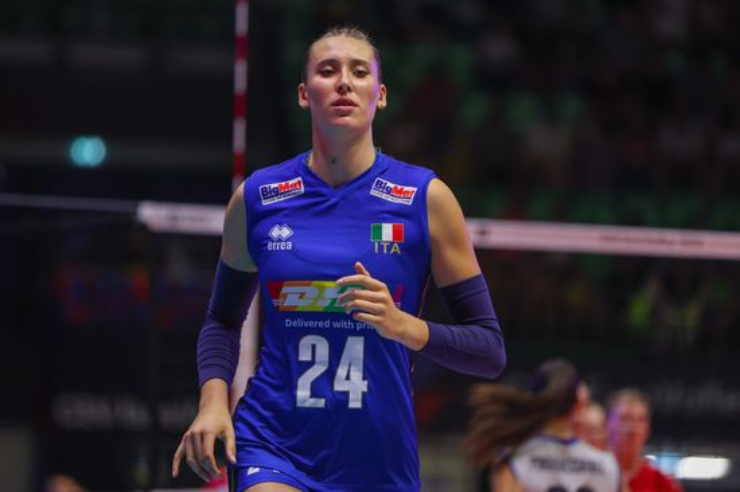 "Khủng long" Antropova giúp Ý dạo chơi. Chân dài 2m02 Ekaterina Antropova tiếp tục chứng minh tại sao cô là một trong những đối chuyền đáng xem nhất hiện tại. Với 14 điểm ghi được (bao gồm 2 quả giao bóng ăn điểm trực tiếp), cô đã giúp đội tuyển Ý dễ dàng đè bẹp Bulgaria với tỷ số 3-0.