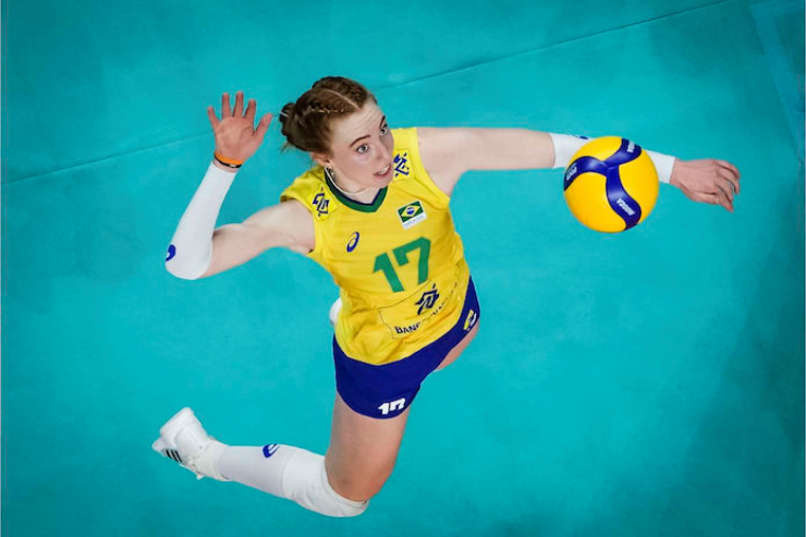 Julia Bergmann gánh team, Brazil bắn hạ Hà Lan. Tại chảo lửa Brasilia, "bông hồng" Julia Bergmann đã có màn trình diễn điểm 10 khi ghi tới 24 điểm (21 điểm tấn công, 2 block, 1 ace), giúp chủ nhà Brazil đánh bại Hà Lan 3-1. Sự hỗ trợ đắc lực từ Tainara (21 điểm) và Julia Kudiess (20 điểm) đã tạo nên một ngày hội thực sự cho các cổ động viên đội bóng Samba.