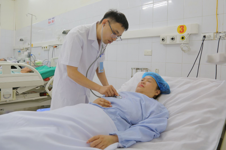 Bác sĩ khoa Hồi sức tích cực thăm khám cho người bệnh. Ảhh BVCC
