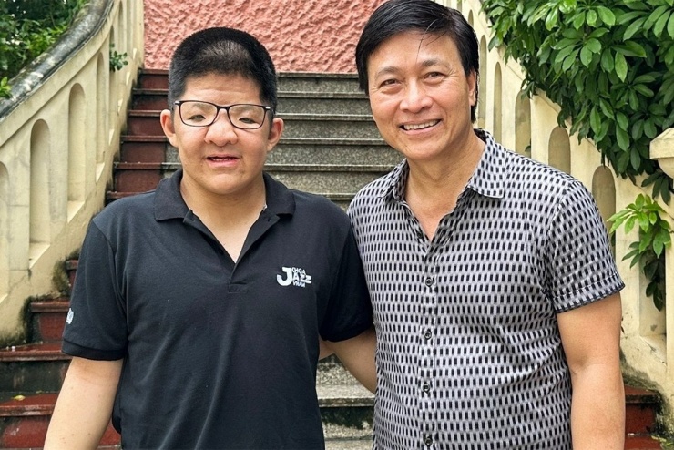 Quốc Tuấn và con trai.