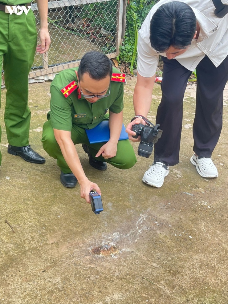Các lực lượng chức năng tiến hành đo nhiệt độ mặt nền bê tông nhiều lần.