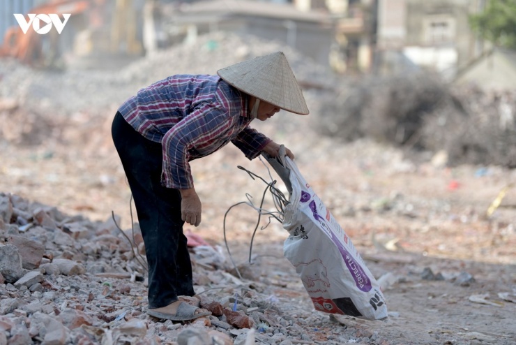"Dù thời tiết mùa này nắng nóng lên đến cả 40 độ C nhưng ngày nào tôi cũng ra đây từ 5 giờ sáng. Hôm nhiều thì được vài trăm nghìn đồng, hôm ít chỉ đủ tiền ăn trong ngày".