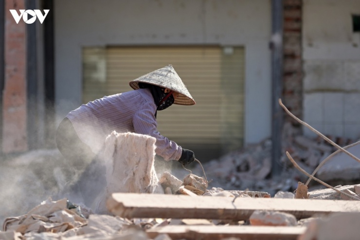 Dưới cái nắng đầu hè, người lao động vẫn kiên nhẫn lật từng đống gạch vụn để tìm kiếm những mẩu sắt thép có thể bán cho các cơ sở thu mua phế liệu.