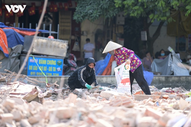 Mỗi ngày mưu sinh với nghề nhặt phế liệu là mỗi ngày những người lao động nghèo phải đối mặt với không ít hiểm nguy. Những tai nạn tưởng chừng nhỏ có thể để lại hậu quả lớn, ảnh hưởng trực tiếp đến sức khỏe và cuộc sống của họ.