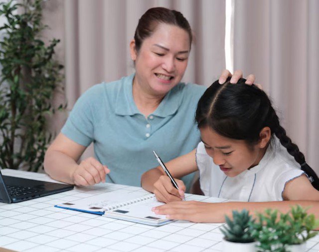 Thay vì liên tục chỉ ra lỗi sai, phụ huynh nên quan sát từ xa, chỉ hỗ trợ khi con thực sự gặp khó khăn hoặc chủ động nhờ giúp đỡ. Ảnh minh họa