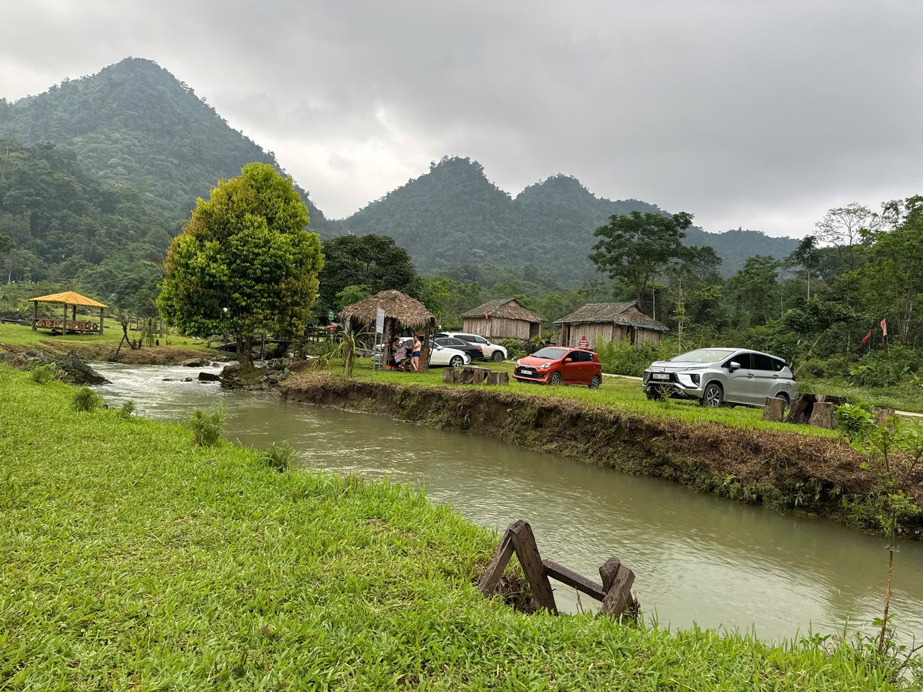 Bãi Pặng rộng, lại bằng phẳng, thích hợp làm không gian vui chơi, chạy nhảy cho trẻ nhỏ. Khu vực suối có độ nông vừa phải, du khách có thể tắm mát tại đây 