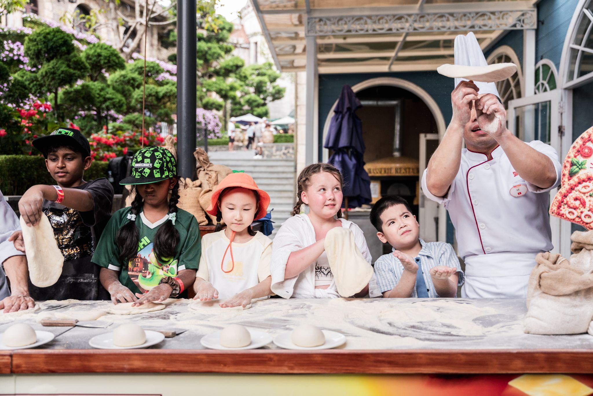 Show Pizza Time khiến du khách vô cùng thích thú