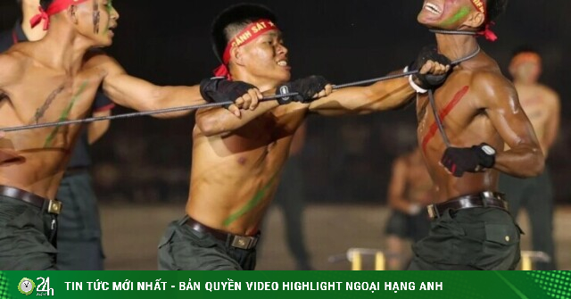 Công an trình diễn khí công, võ thuật và bắn súng tại Quảng trường Ngọ Môn