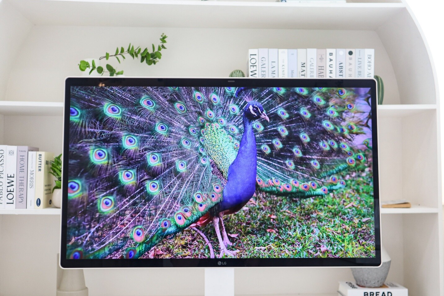 LG Smart Monitor Swing sở hữu kích thước màn hình 31.5 inch với độ phân giải 4K UHD