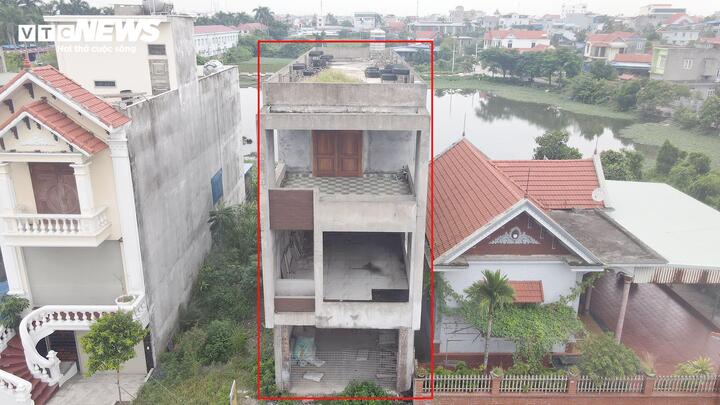 Ngôi nhà 3 tầng của gia đình ông Lã Văn Kiên xây dựng năm 2020 gần hoàn thiện thì xảy ra tranh chấp với bà Đoàn Thiên Hương qua nhiều năm chưa được giải quyết dứt điểm.