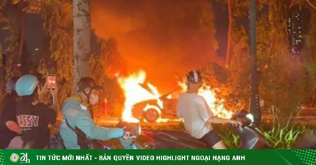 Cháy lớn tại công viên Thiên Văn Học (Hà Nội), ô tô bị lửa thiêu rụi đến trơ khung