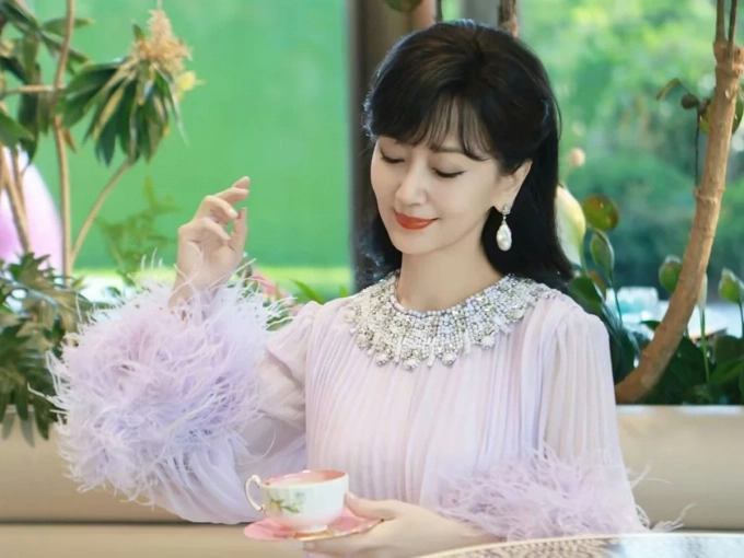 Minh tinh Hong Kong quan niệm vẻ đẹp đến từ tâm trí bình an nên luôn giữ thái độ sống tích cực, lạc quan, tránh xa stress.