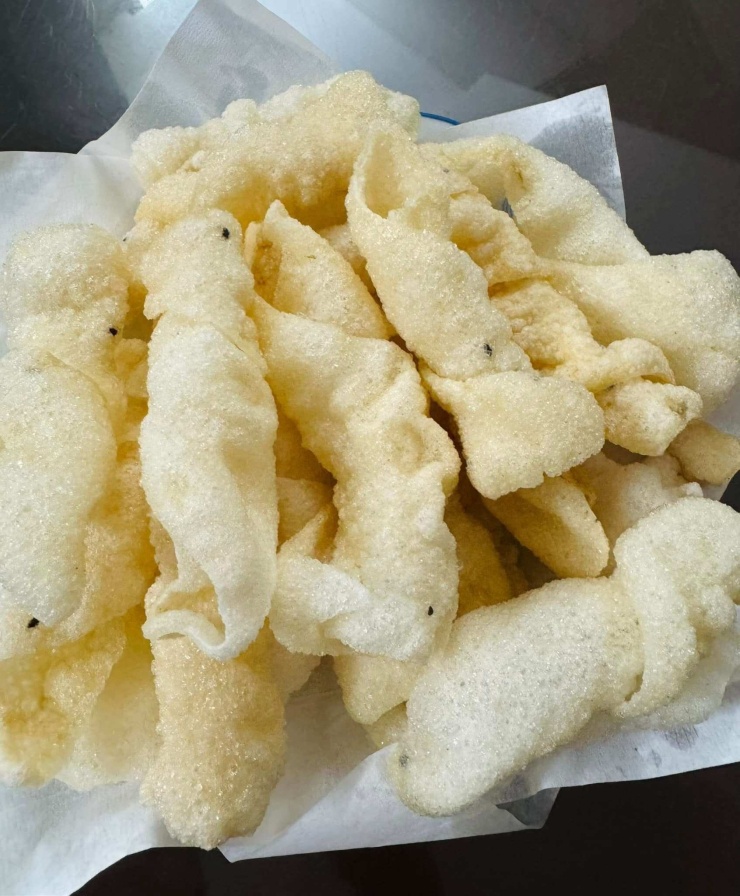 Bánh tráng cuộn phơi sương được chiên phồng