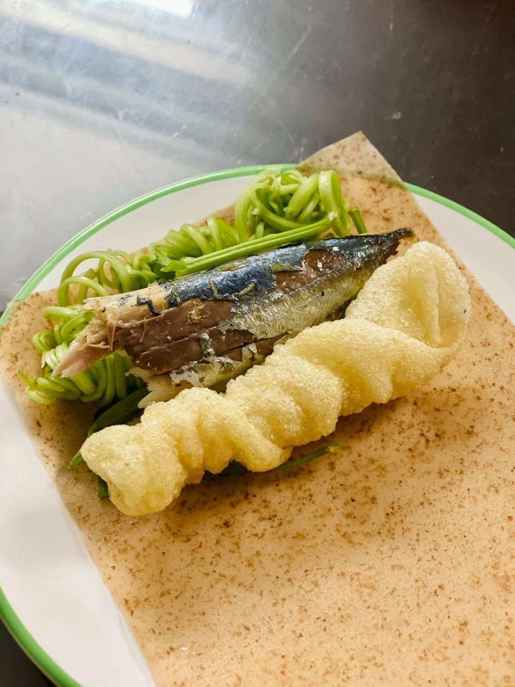 Cá nục kho cuốn bánh tráng