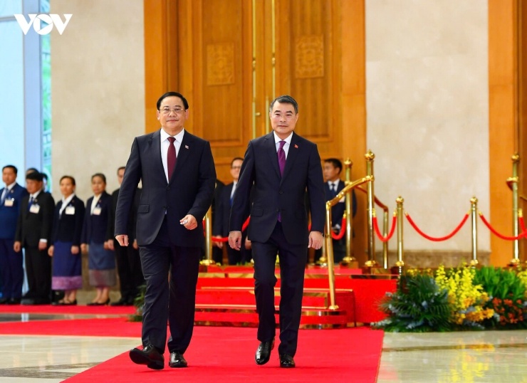 Kết thúc lễ đón, Thủ tướng Lê Minh Hưng và Thủ tướng Lào Sonexay Siphandone cùng chụp ảnh chung và dẫn đầu đoàn đại biểu cấp cao hai bên bước vào hội đàm.
