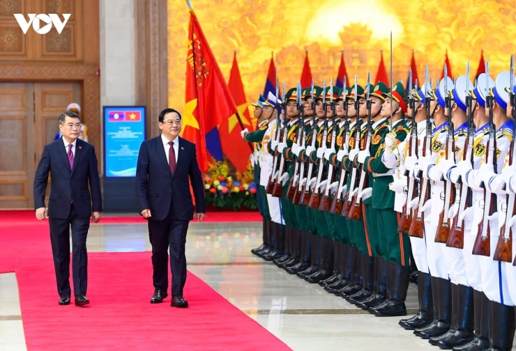 Thủ tướng Lê Minh Hưng và Thủ tướng nước Cộng hòa Dân chủ Nhân dân Lào Sonexay Siphandone duyệt Đội danh dự Quân đội nhân dân Việt Nam.