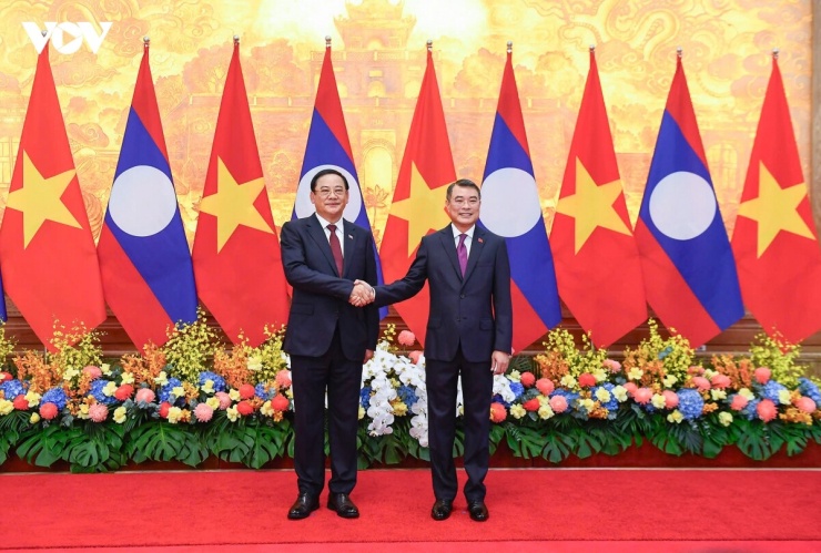 Thủ tướng Lê Minh Hưng và Thủ tướng Lào Sonexay Siphandone bắt tay trước khi bước vào hội đàm.