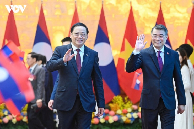 Kết thúc hội đàm, Thủ tướng Lê Minh Hưng và Thủ tướng Lào Sonexay Siphandone cùng chứng kiến lễ ký kết văn kiện giữa các bộ, ban ngành hai nước.