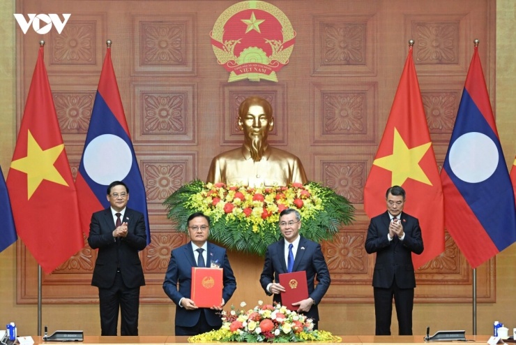 Hiện, Việt Nam có khoảng 289 dự án đầu tư còn hiệu lực tại Lào với tổng vốn đăng ký gần 7 tỉ USD, tiếp tục là một trong những nhà đầu tư lớn nhất tại Lào.