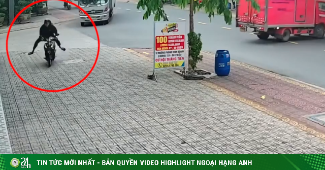 Clip: Lách ô tô rẽ phải để vượt, xe máy lao lên vỉa hè rồi đâm vào nhà dân