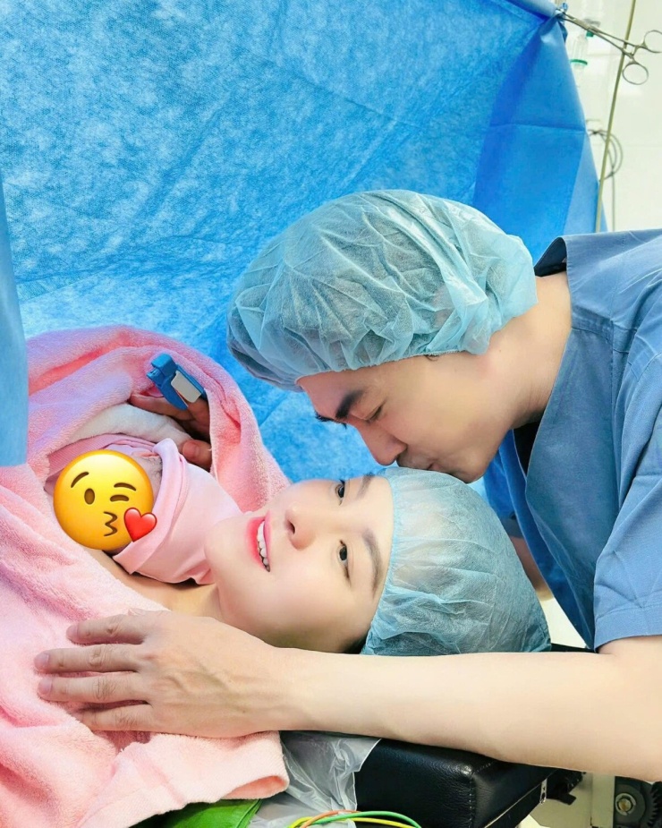 Ảnh sao 8/6: Diệp Lâm Anh quấn quýt bạn trai dưới đáy biển - 4