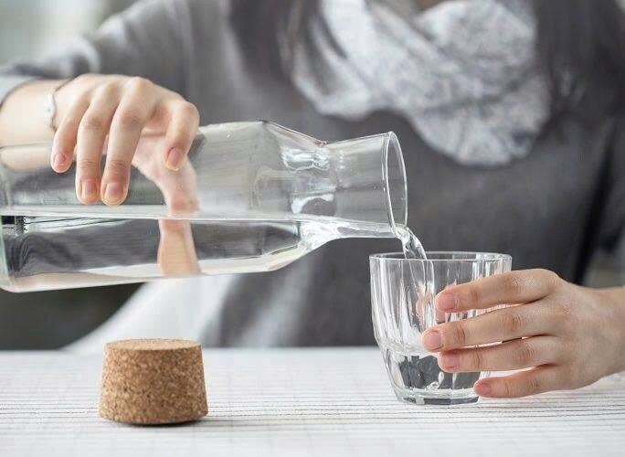 Uống đủ nước là cần thiết, nhưng uống sai cách có thể khiến dạ dày và thận chịu nhiều áp lực