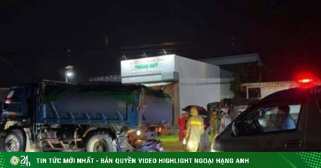 Xe máy chở 3 tông vào đuôi xe tải, 2 người tử vong