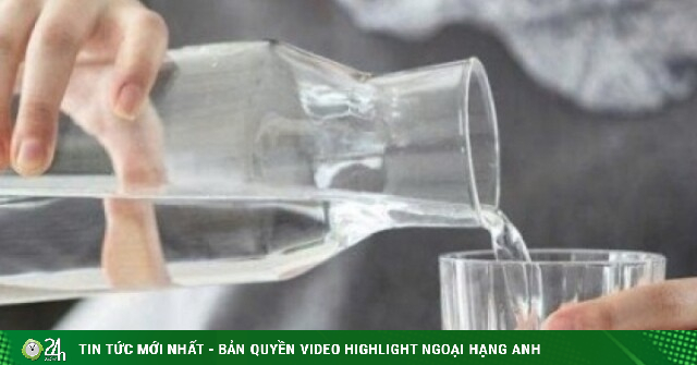 Sai lầm khi uống nước mà hàng triệu người mắc phải, gây áp lực lên thận