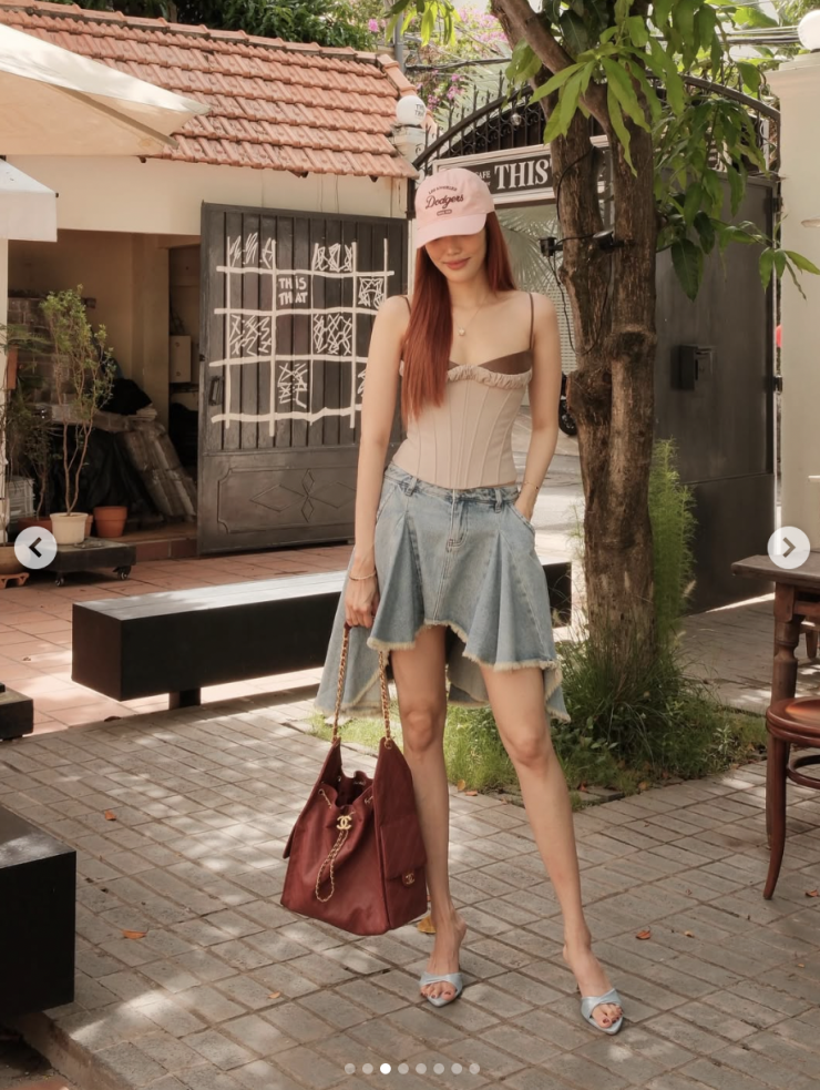 Điều khiến nhiều người ngưỡng mộ là dù đã bước sang tuổi 34 và trải qua hành trình làm mẹ, Lan Khuê vẫn duy trì được vóc dáng săn chắc cùng phong cách thời trang hiện đại. Cô thường xuyên chia sẻ những bí quyết chăm sóc bản thân, tập luyện thể thao và xây dựng lối sống lành mạnh để giữ gìn hình ảnh.