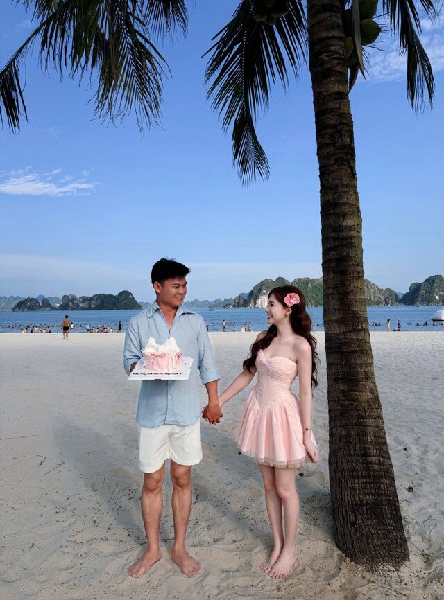 Hoà Minzy chọn thiết kế cúp ngực và phần chân váy ngắn để vóc dáng được thanh thoát, có cảm giác dài người hơn.