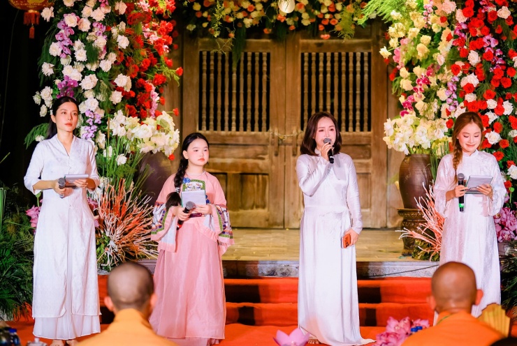 Diễn viên Hoàng Yến và 3 con gái trong lễ ra mắt MV "Kinh ca Bát Chánh Đạo" tại chùa Tảo Sách.