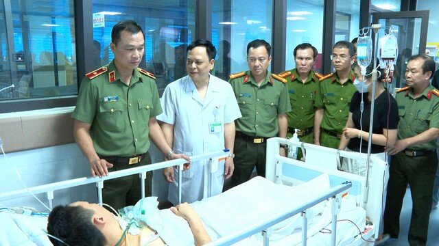 Thiếu tướng Tô Anh Dũng, Giám đốc Công an tỉnh Thanh Hóa thăm hỏi, động viên đồng chí Khánh và gia đình.