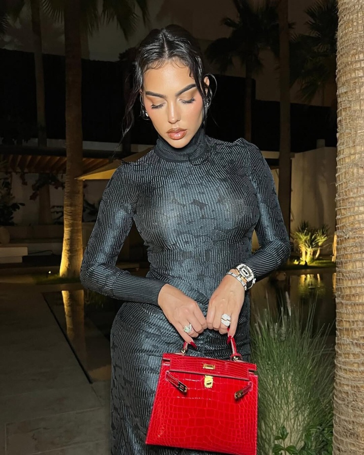 Georgina đập hộp tác phẩm Birkin da cá sấu bạch tạng