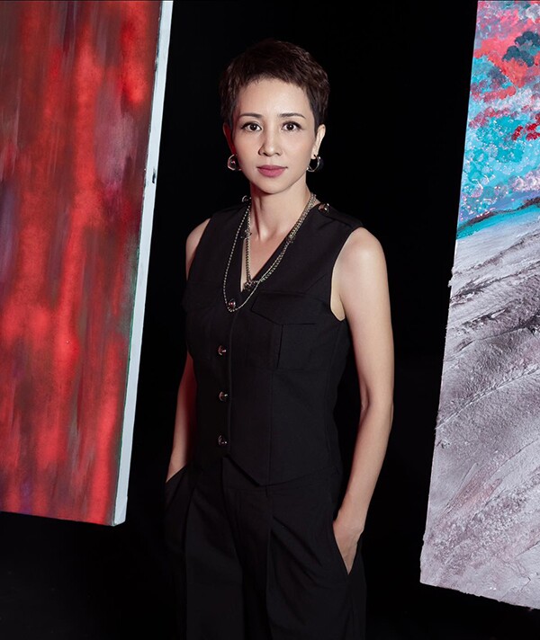 Gu thời trang của Thúy Hiền ngày càng thăng hạng và khoe được vóc dáng đẹp. Trong ảnh, "nữ hoàng Wushu" diện đồ đen với áo cut cup sát nách gợi cảm và cá tính.