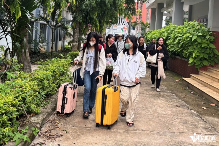 Các thí sinh vượt quãng đường khoảng 60km để kịp làm thủ tục dự thi vào chiều 10/6. Ảnh: V.H