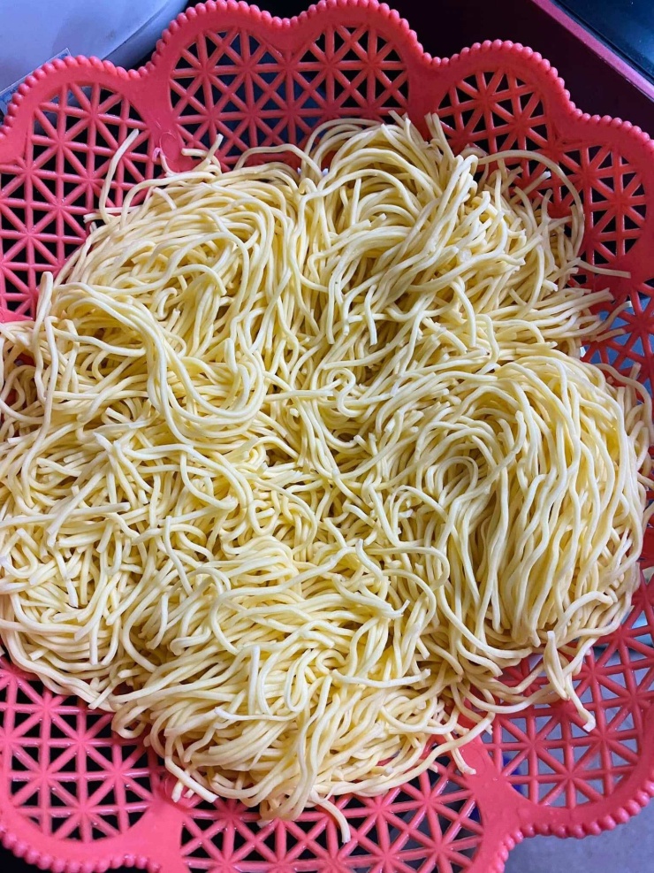 Mì sau khi đã ngâm và để ráo