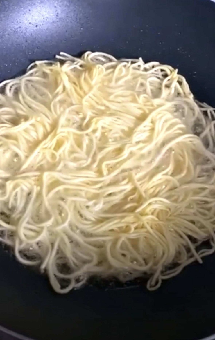 Chiên mì ngập dầu