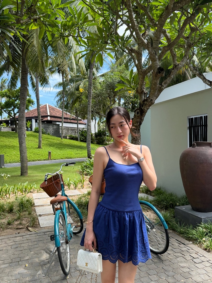 Trong bộ ảnh, Lương Thùy Linh gây ấn tượng khi tự tin để mặt mộc, diện váy hai dây ngắn và thoải mái tạo dáng giữa khung cảnh yên bình của phố cổ Hội An. Không cần trang điểm cầu kỳ hay lựa chọn những bộ trang phục nổi bật, Hoa hậu Thế giới Việt Nam 2019 vẫn nhận được nhiều lời khen nhờ nhan sắc căng bóng cùng vóc dáng cân đối.
