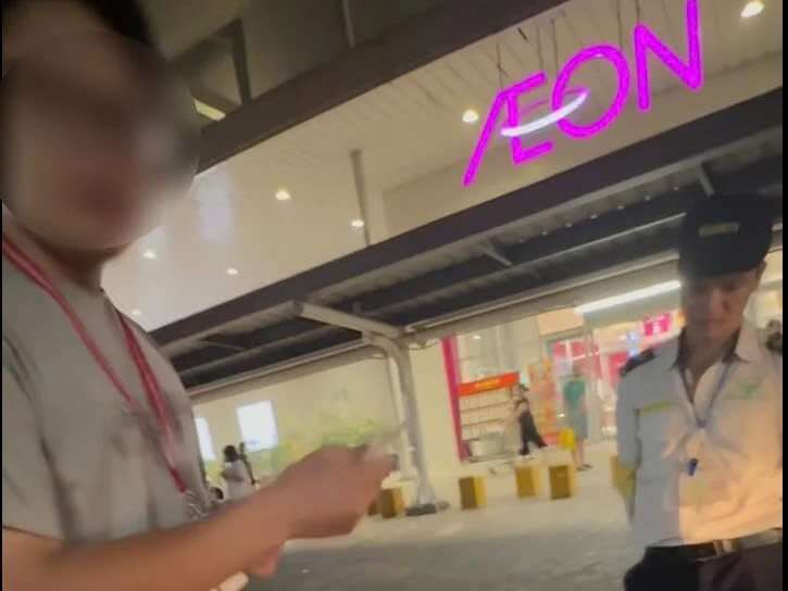 Nhân viên an ninh của Aeon Mall đã chặn 3 mẹ con chị N. lại yêu cầu kiểm tra vì nghi lấy trộm đồ. Ảnh: Chụp từ clip.