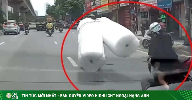 Chở hàng cồng kềnh va chạm khiến người phụ nữ ngã xuống gầm xe ô tô