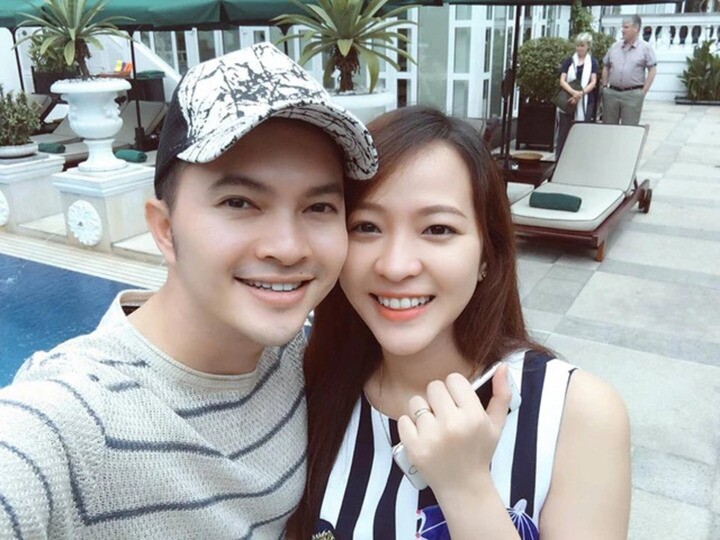 Vợ Nam Cường luôn là người động viên, chia sẻ và đồng hành với nam ca sĩ.