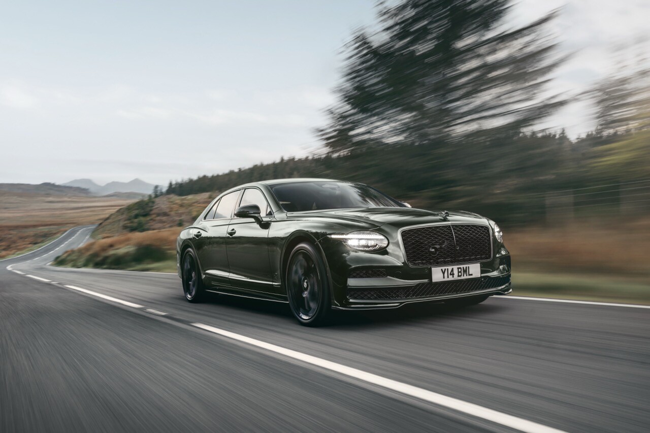 Flying Spur hoàn toàn mới với nhiều nâng cấp từ ngoại thất, sức mạnh, hệ thống gầm hiệu suất cao.